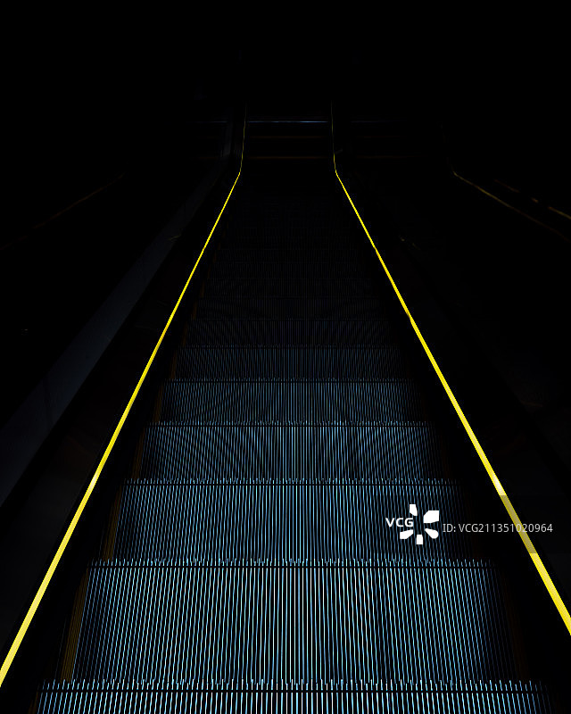 自动扶梯的俯视角度图片素材