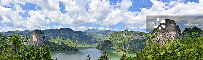 丹霞地貌湖泊图片素材