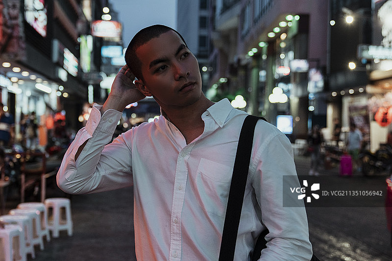 光头党男子站在餐厅的路中央。图片素材