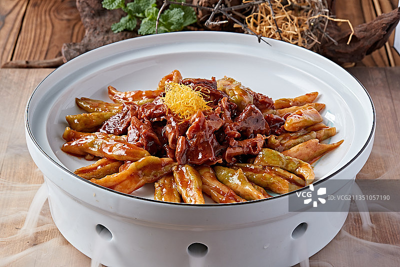 家常酱炖牛筋头巴脑图片素材