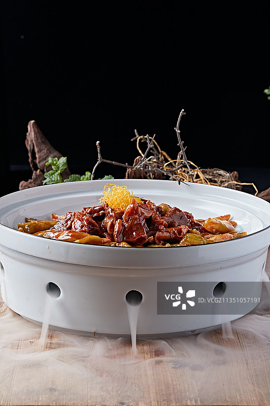 家常酱炖牛筋头巴脑图片素材