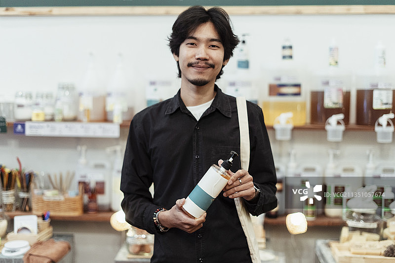 亚洲人在生态商店选购本地产品。图片素材