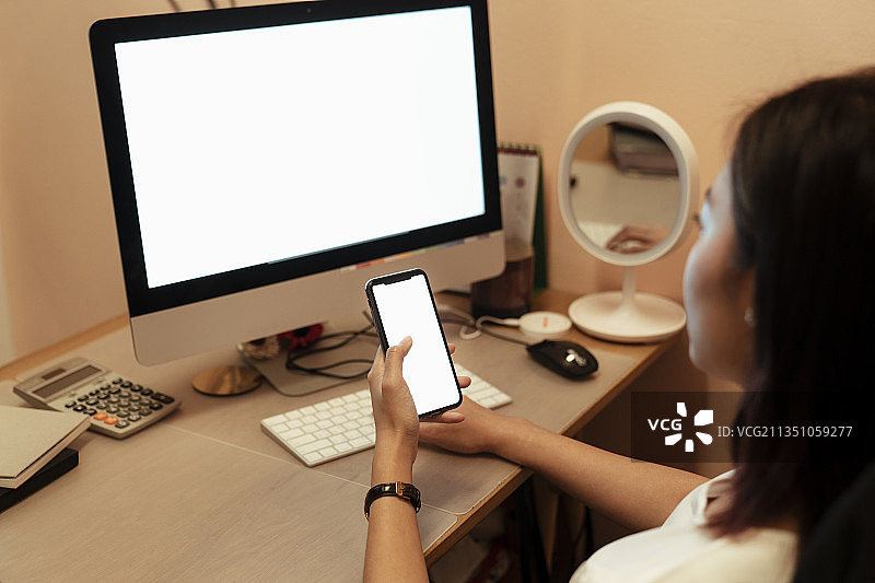 女博主在网站上搜索信息，用带空白屏幕的便携式笔记本电脑为你的广告做广告。图片素材