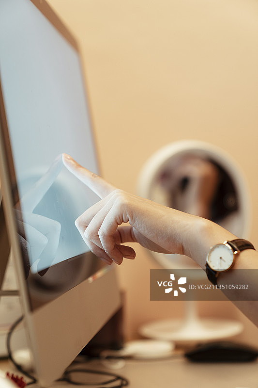 女人的手指向和触摸电脑屏幕。现代世界的科技。图片素材