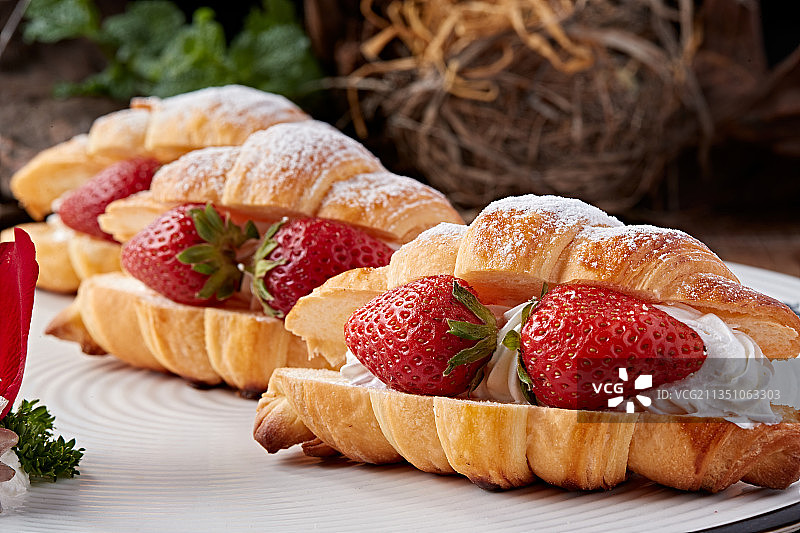 鲜奶油草莓牛角面包图片素材