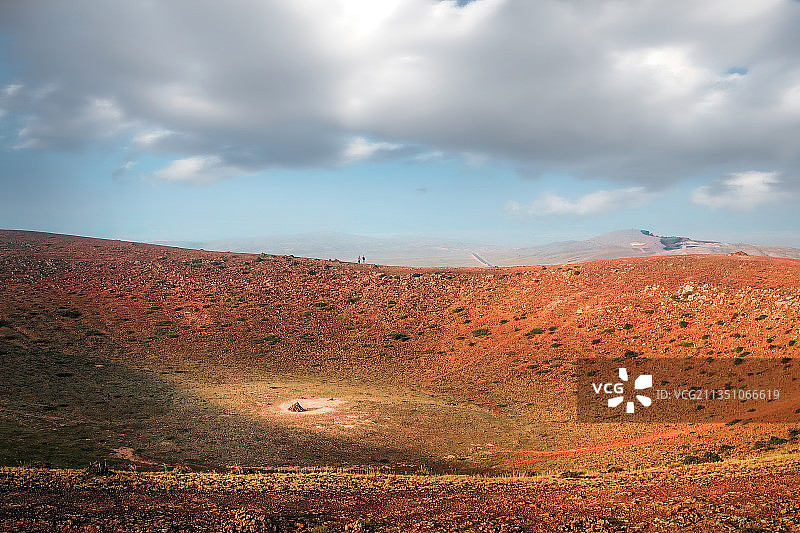 行走火山口图片素材