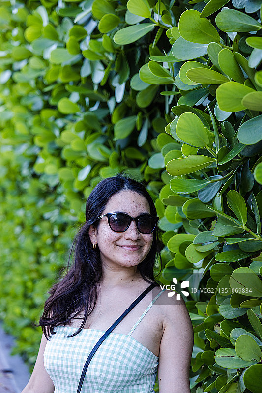 在迈阿密花园里休闲的女子图片素材