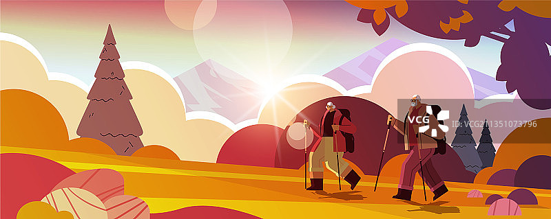 一起旅行的年长男女徒步旅行者图片素材