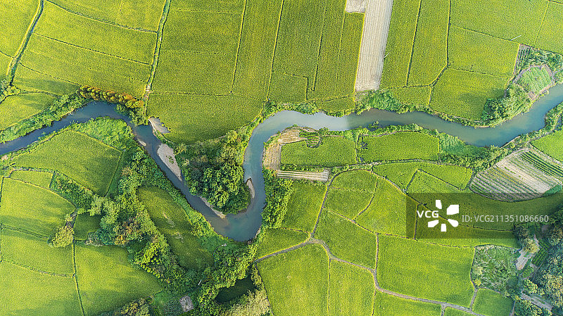 航拍乡村田园秋色及蜿蜒流淌的小河图片素材