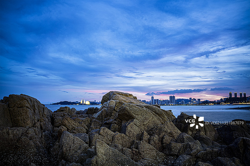 珠海凤凰湾蓝调时刻城市风光图片素材