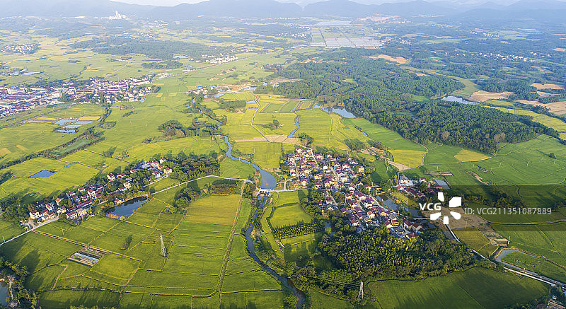 航拍秋日田园风光图片素材