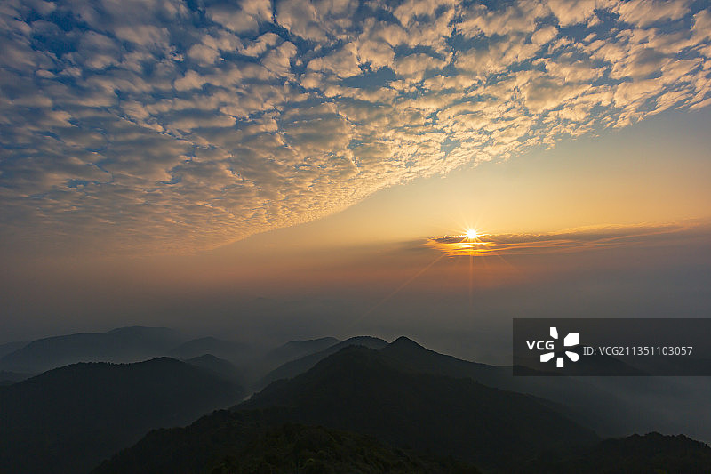 云海日出鱼鳞云图片素材