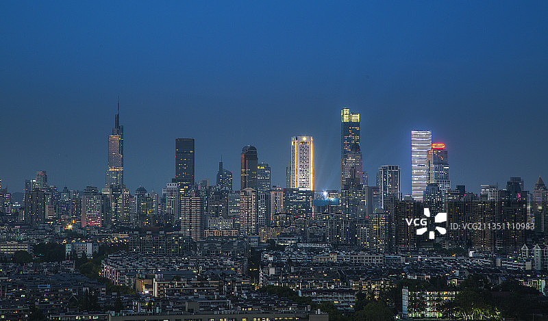 蓝调时刻远眺金陵城区夜景图片素材