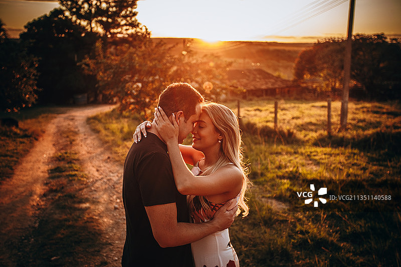 相爱的情侣，贝洛奥里藏特，米纳斯吉拉斯州，巴西图片素材