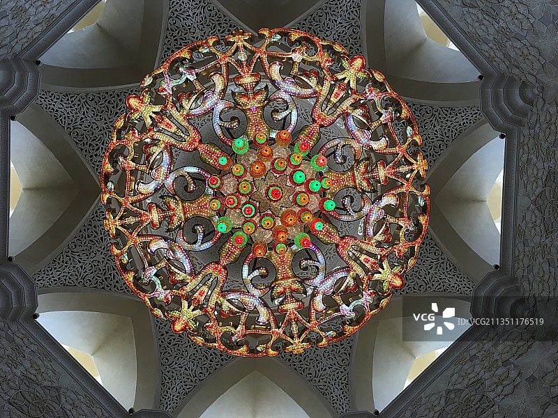 迪拜阿布扎比扎耶德清真寺阿拉伯风格的奢华吊灯图片素材
