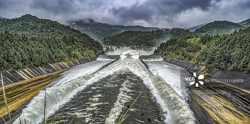 开砸放水的水库图片素材