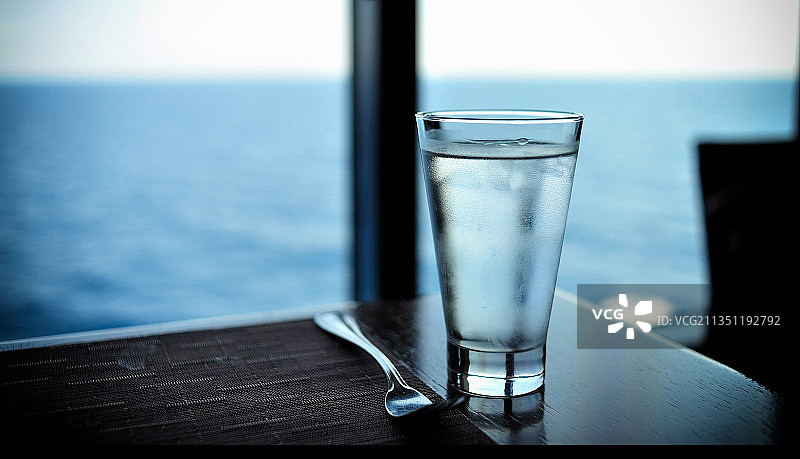 一杯冰冷的纯净水图片素材