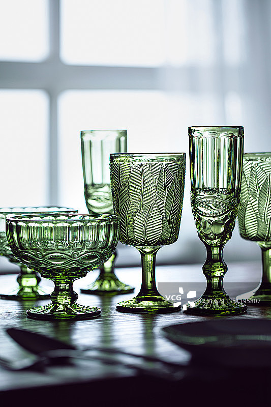 复古绿色玻璃高脚酒杯和甜品碗图片素材