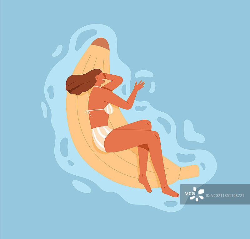 快乐的女人躺在充气橡胶垫上漂浮图片素材