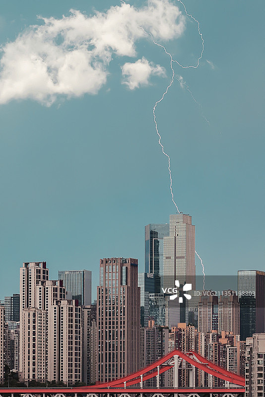 闪电划过的也不只是暴风雨和黑暗图片素材