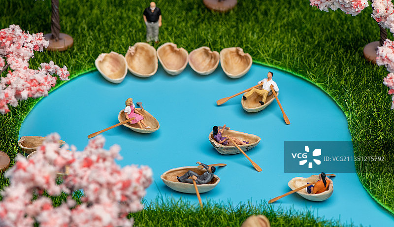 春日泛舟池塘休闲开心图片素材