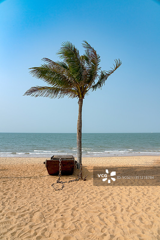 大海,海滩,蓝天白云,椰树,凉亭,沙滩椅,木船,远帆图片素材