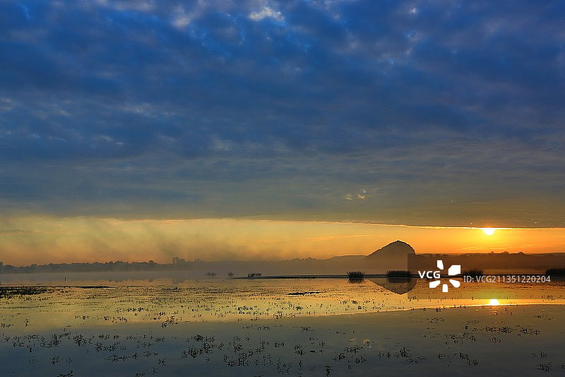 内蒙古赤峰乌兰布统草原将军泡子的奇幻日出朝霞云彩图片素材