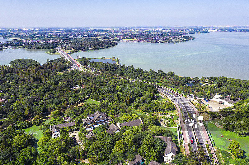 蜿蜒在淀山湖和元荡之间的金商公路图片素材