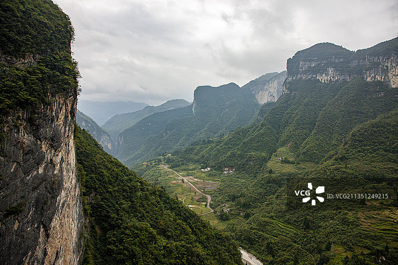 湖北恩施鹿院坪，千古秘境古村落。四周绝壁环绕，垂直落差五百米图片素材