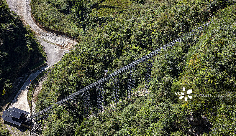 湖北恩施古村鹿院坪，建380米世界最长斜坡电梯。图片素材