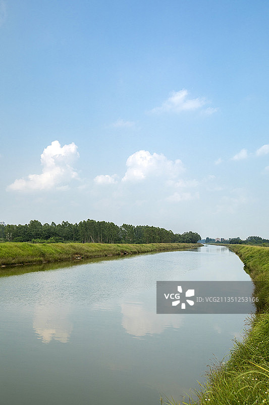 清澈河流图片素材