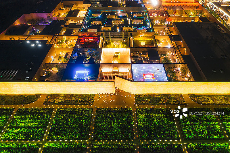 河南郑州《只有河南·戏剧幻城》剧场夏季夜景户外风光航拍图片素材