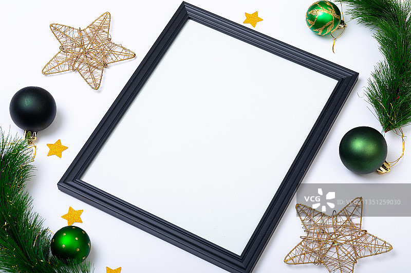 白色背景上带有复制空间的框架和带有小饰品的冷杉树枝组合图片素材