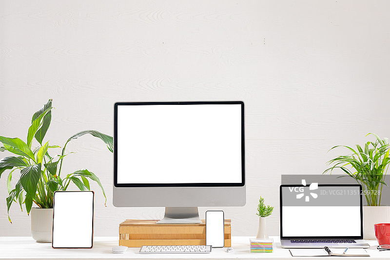 带白色背景复制空间的台式电脑、笔记本电脑、平板电脑和智能手机组合图片素材