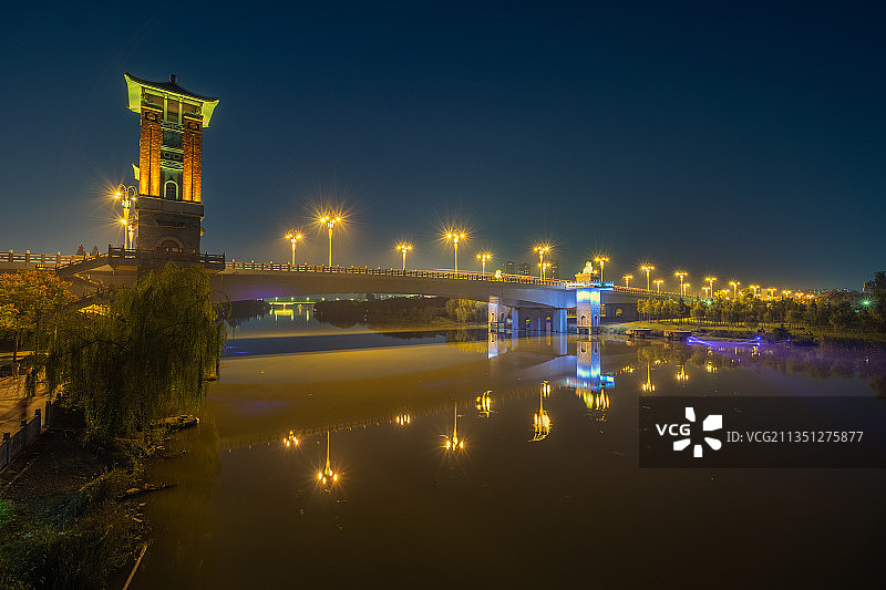 夜色中的泉河大桥+安徽省阜阳市颍泉区图片素材