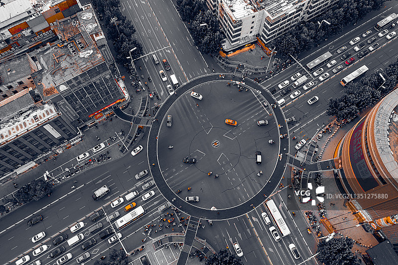 圆形过街天桥+安徽省阜阳市颍泉区图片素材