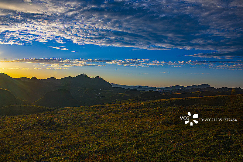 中国贵州毕节市大方县油杉河景区秋天崔苏坝露营基地的晚霞图片素材