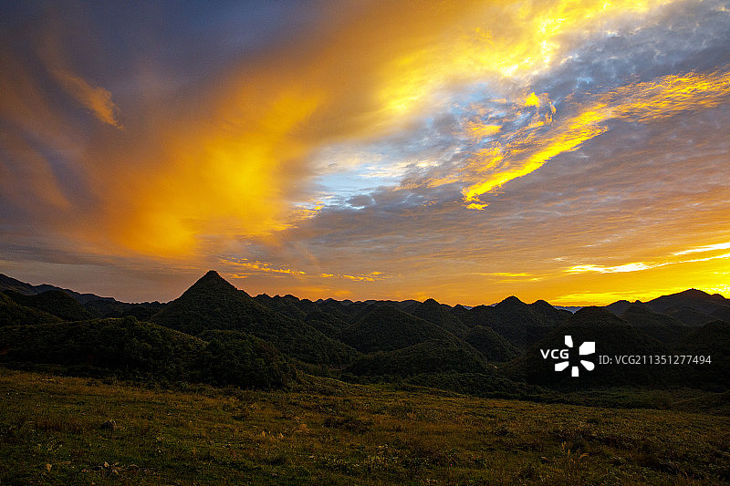 中国贵州毕节市大方县油杉河景区秋天崔苏坝露营基地的晚霞图片素材
