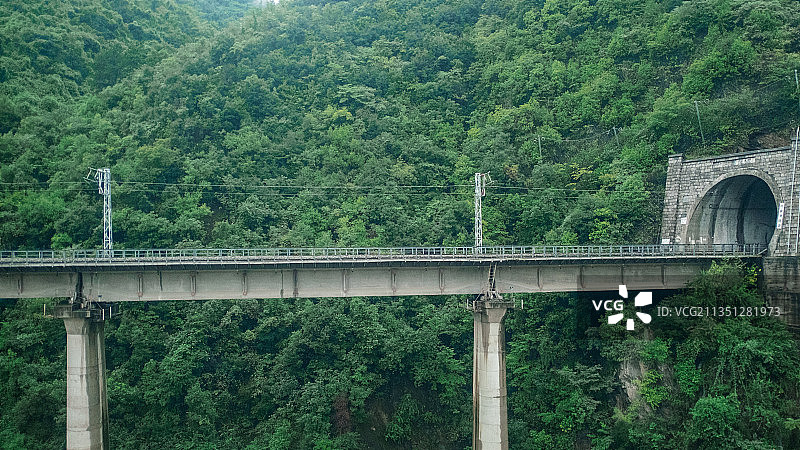 秦岭山中的铁路图片素材
