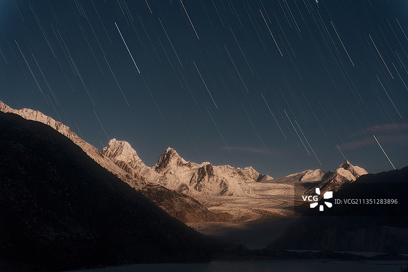 月夜下的来古冰川图片素材