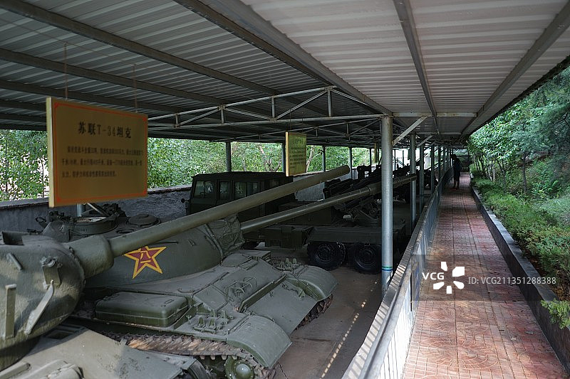 山东济南莱芜战役纪念馆里的坦克图片素材