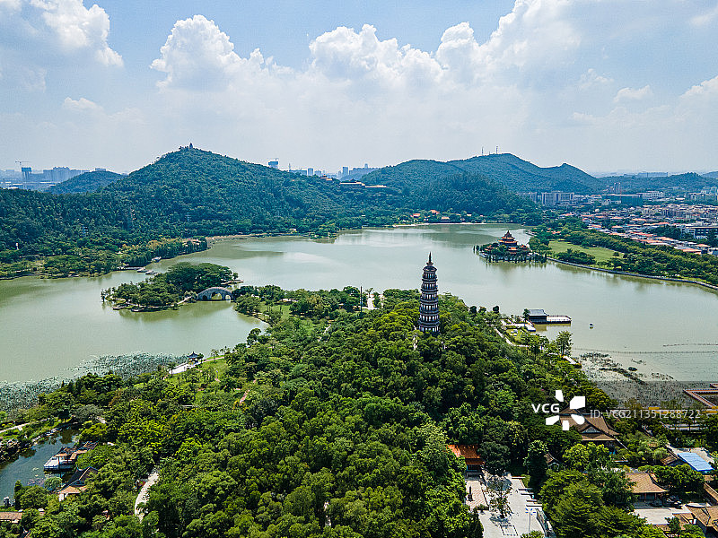 航拍视角下的佛山市顺德区顺峰山公园自然景观图片素材