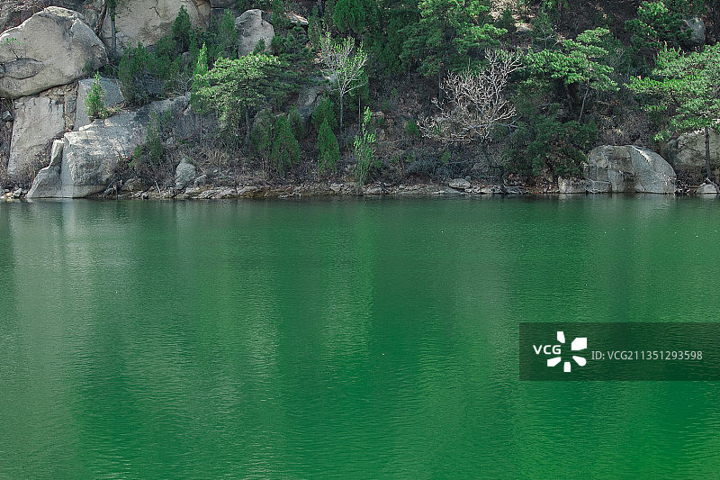 山东新泰莲花山的湖水景象图片素材