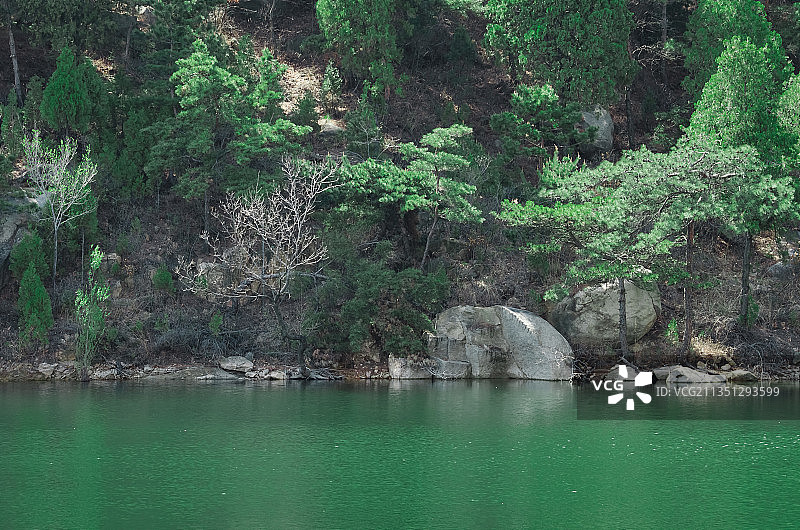 山东新泰莲花山的湖水景象图片素材