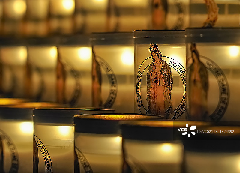 特写圣母玛丽亚的烛光图片素材