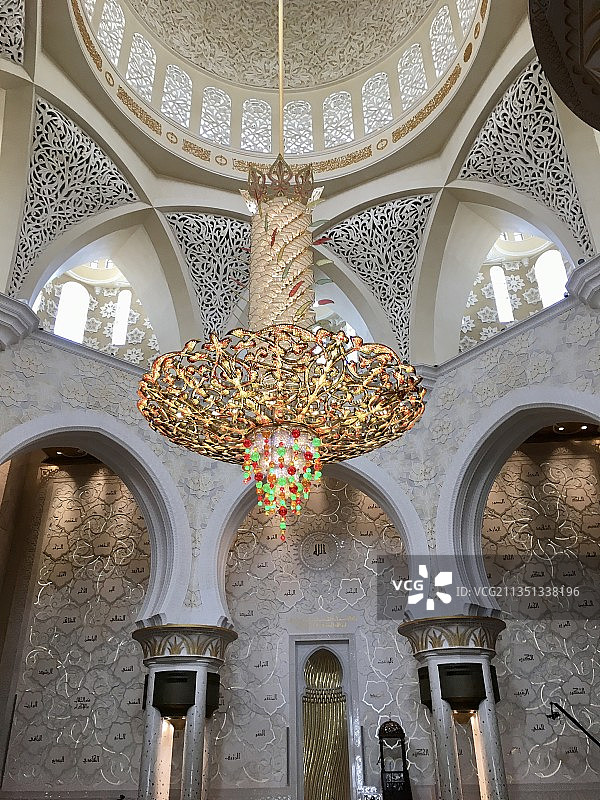 迪拜扎耶德清真寺奢华的吊灯图片素材