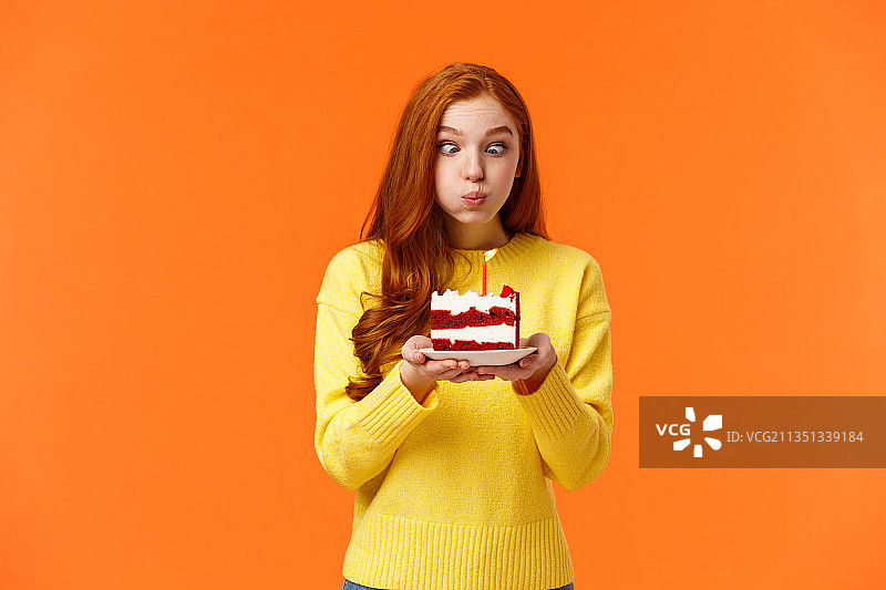 美丽女子手持纸杯蛋糕图片素材