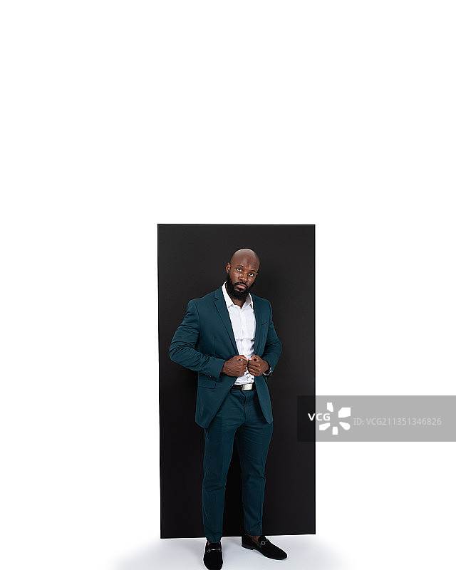 站在白色背景前的商人肖像，美国佛罗里达州坦帕图片素材