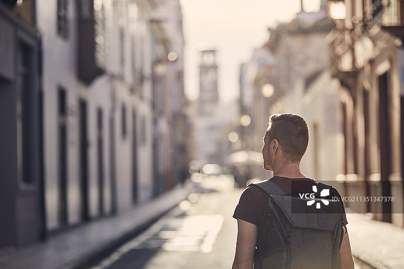 走在街上的年轻男人图片素材