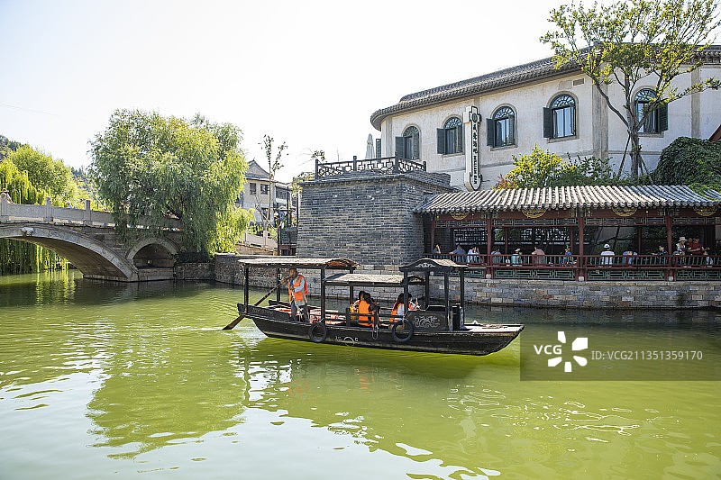 北京市密云区古北水镇满载游客的游船图片素材